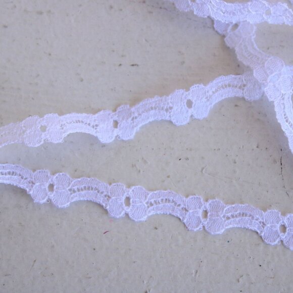 Vintage White Lace, Floral Trim 7/16" Wide, 4 Yards - Picture 7 of 9